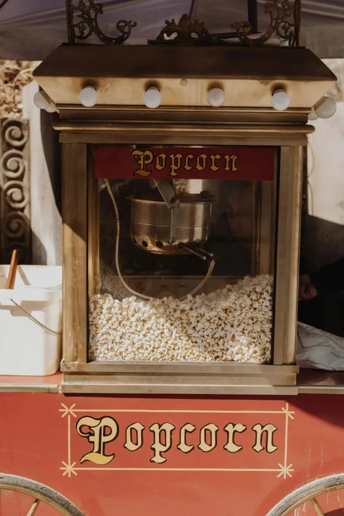 Vintage popcorn machine displaying fresh popcorn in a nostalgic setup.