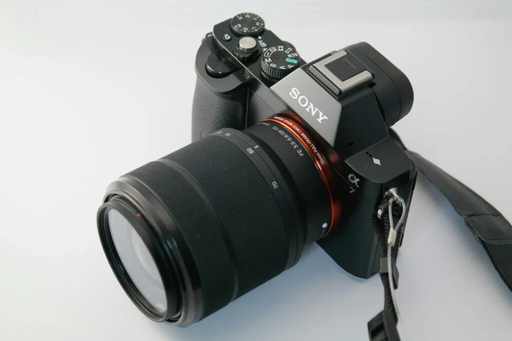 High-resolution mirrorless camera with interchangeable lens, perfect for photography enthusiasts.